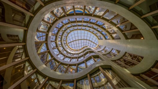 Le Guggenheim Museum de New York est bien plus qu’un musée. Conçu par l’architecte de renom Frank Lloyd Wright, ce bâtiment en spirale est une œuvre d’art en soi et représente une icône de l’architecture moderne. Dès l’entrée, les visiteurs sont plongés dans un univers unique où l’art moderne et contemporain se mêle à un design architectural époustouflant. Ce guide vous propose une immersion totale dans le Guggenheim, avec des conseils pratiques, des recommandations de visite et les incontournables à découvrir. Odyssée Américaine