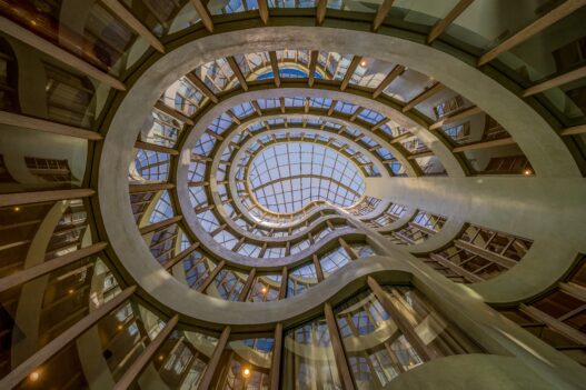 Le Guggenheim Museum de New York est bien plus qu’un musée. Conçu par l’architecte de renom Frank Lloyd Wright, ce bâtiment en spirale est une œuvre d’art en soi et représente une icône de l’architecture moderne. Dès l’entrée, les visiteurs sont plongés dans un univers unique où l’art moderne et contemporain se mêle à un design architectural époustouflant. Ce guide vous propose une immersion totale dans le Guggenheim, avec des conseils pratiques, des recommandations de visite et les incontournables à découvrir. Odyssée Américaine