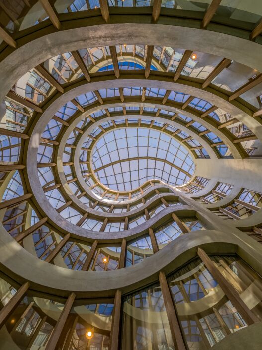 Le Guggenheim Museum de New York est bien plus qu’un musée. Conçu par l’architecte de renom Frank Lloyd Wright, ce bâtiment en spirale est une œuvre d’art en soi et représente une icône de l’architecture moderne. Dès l’entrée, les visiteurs sont plongés dans un univers unique où l’art moderne et contemporain se mêle à un design architectural époustouflant. Ce guide vous propose une immersion totale dans le Guggenheim, avec des conseils pratiques, des recommandations de visite et les incontournables à découvrir. Odyssée Américaine
