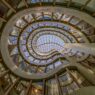 Le Guggenheim Museum de New York est bien plus qu’un musée. Conçu par l’architecte de renom Frank Lloyd Wright, ce bâtiment en spirale est une œuvre d’art en soi et représente une icône de l’architecture moderne. Dès l’entrée, les visiteurs sont plongés dans un univers unique où l’art moderne et contemporain se mêle à un design architectural époustouflant. Ce guide vous propose une immersion totale dans le Guggenheim, avec des conseils pratiques, des recommandations de visite et les incontournables à découvrir. Odyssée Américaine