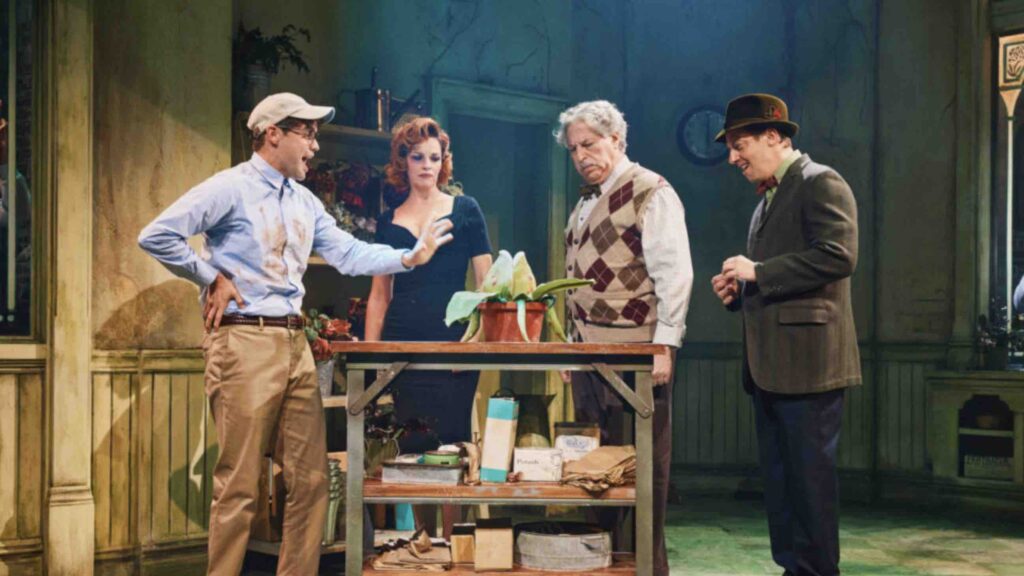 La comédie musicale Little Shop of Horrors est une œuvre d’horreur humoristique centrée sur un fleuriste nommé Seymour. Modeste, maladroit et un peu rêveur, Seymour est secrètement amoureux de sa collègue Audrey, une jeune femme charmante, malheureusement en couple avec Orin, un dentiste aux tendances sadiques.