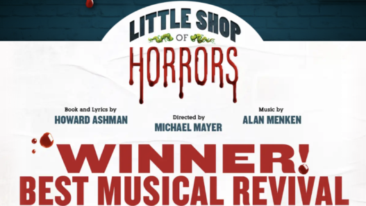 Little Shop of Horrors est une comédie musicale à la fois folle et géniale, mélangeant humour noir, horreur et satire sociale. En résumé, c’est un spectacle qui mêle brillamment le grotesque à l’émotion, tout en offrant une réflexion assez mordante sur les choix moraux. Un vrai régal pour les amateurs de comédies musicales un peu déjantées ! Odyssée Américaine