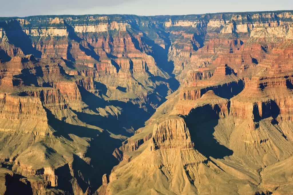 Bright Angel point, North Rim Grand Canyon : Pour une mise en jambe rapide, le Bright Angel Point Trail est un incontournable. Ce sentier pavé d’à peine 1 km (aller-retour) commence au Visitor Center et vous mène au sommet d’une crête étroite. Si vous êtes sujet au vertige, préparez-vous, car certaines sections offrent des vues vertigineuses sur le vide. D’un côté, vous surplomberez le Roaring Springs Canyon et de l’autre, le majestueux The Transept, un canyon latéral qui vous donnera un bel aperçu de la grandeur du Grand Canyon.Odyssée Américaine
