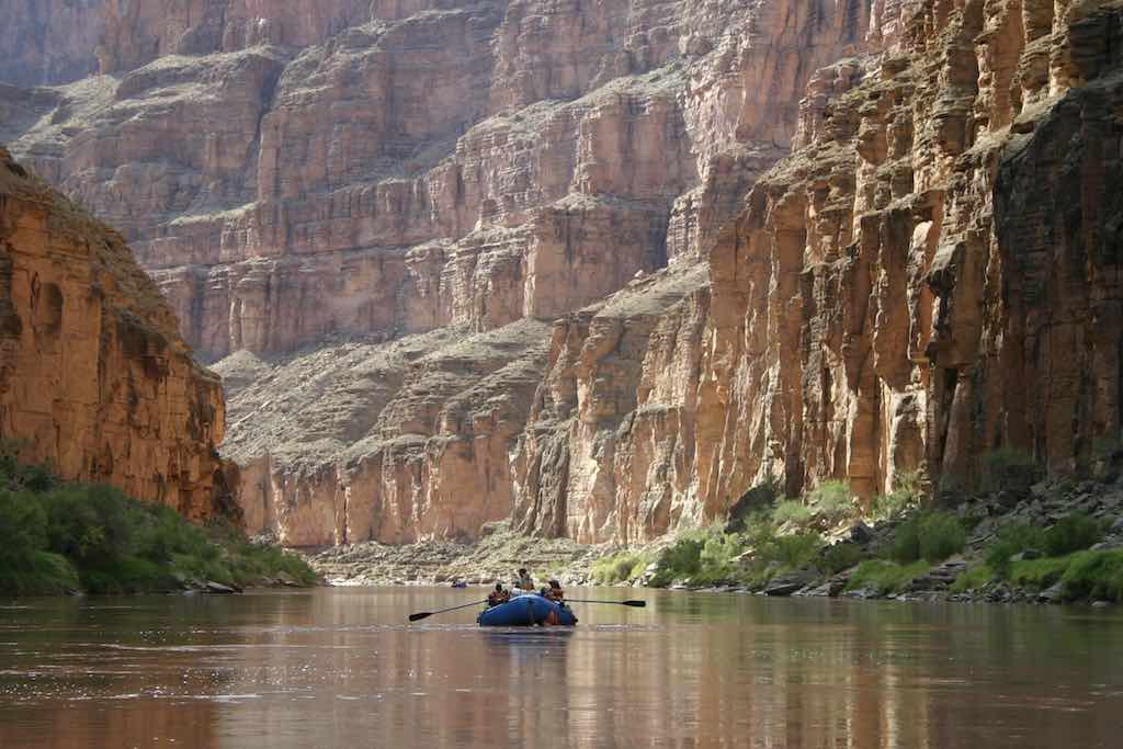 L’action du fleuve Colorado : Le fleuve Colorado a joué un rôle majeur dans la création du canyon. L’eau, en creusant et en érodant les roches du plateau, a révélé une variété de strates géologiques, chacune portant les traces d’un passé lointain. Certaines théories récentes suggèrent que le canyon pourrait être encore plus ancien, remontant à 70 millions d’années, mais cette question continue de faire l’objet de débats scientifiques. grand canyon zone géologique - odyssée américaine