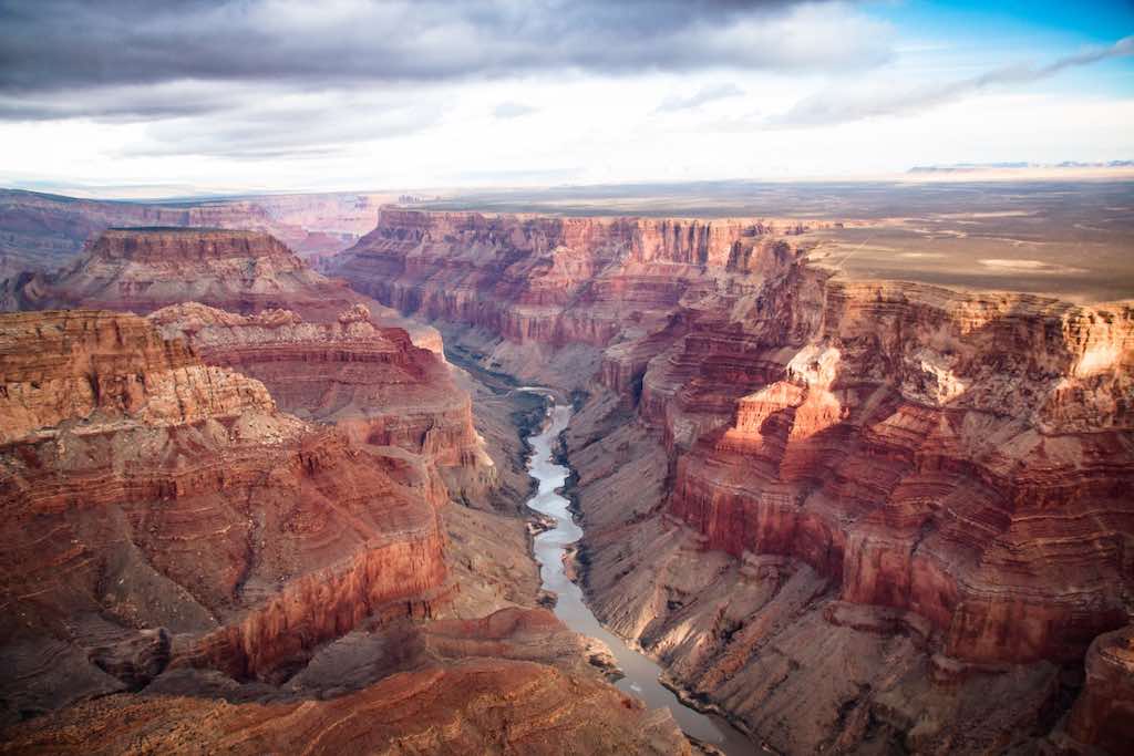 faille géologique entre le North rim et le south rim : l'ouest du canyon aurait été sculpté il y a environ 70 millions d'années par une rivière aujourd'hui disparue, tandis qu'une autre rivière aurait modelé l’est du canyon il y a 55 millions d'années. Et depuis environ 6 millions d’années, c'est le fleuve Colorado qui continue à façonner ce monument naturel. Encore plus surprenant, certaines roches au fond du canyon datent d'il y a 1,7 milliard d'années. Odyssée Américaine