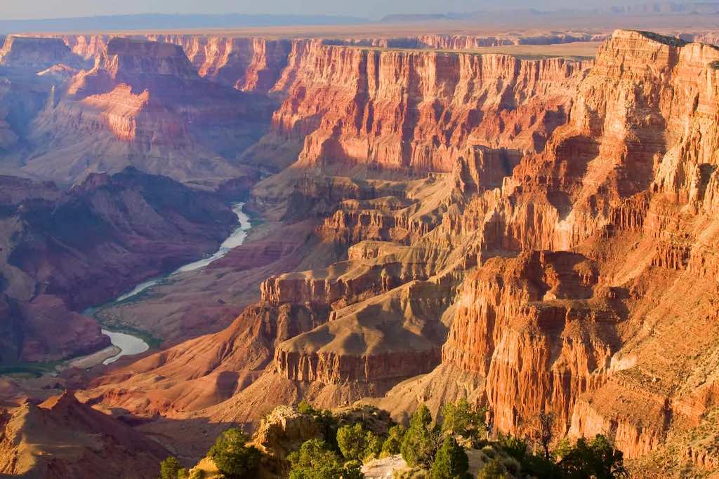 Faille North RIm Sourth Rim vue d'ensemble. Il offre des panoramas à couper le souffle, une vaste gamme d'activités et de nombreux services touristiques, le tout dans un cadre spectaculaire. Que vous soyez randonneur, photographe ou simple visiteur, le South Rim vous garantit une immersion totale dans la grandeur du canyon. Odyssée Américaine
