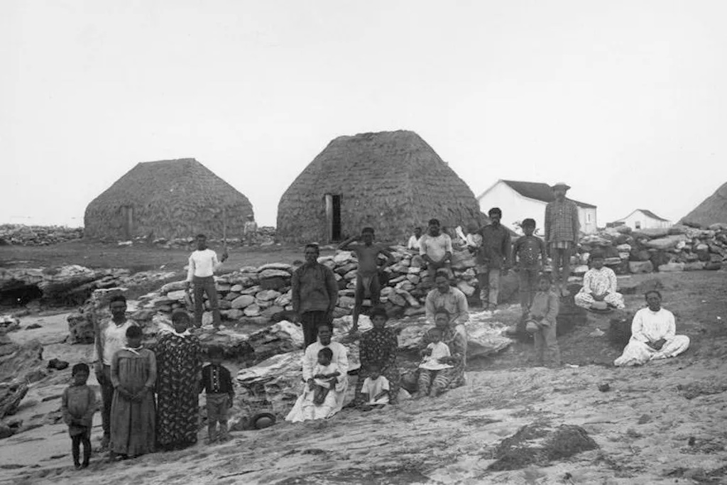 Ce qui rend Ni'ihau si mystérieux, c'est que la vie ici est restée en grande partie figée dans le temps. Depuis que le lieu a été acheté pour 10 000 $ par la famille Sinclair-Robinson à des fins d'élevage en 1864,