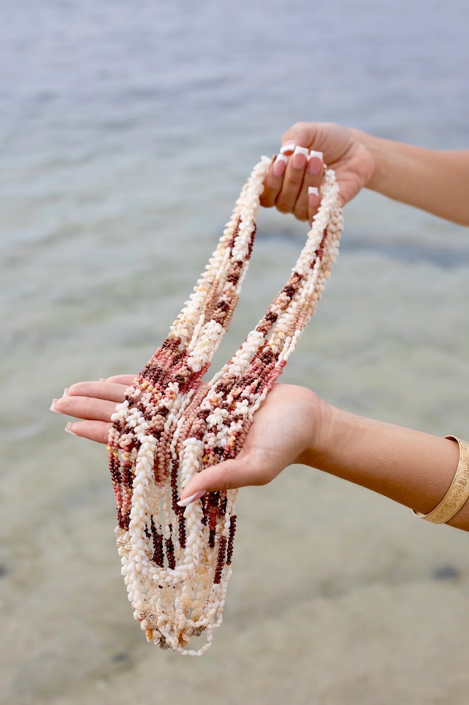 les coliers de perles et coquillages appelés lei ; Le Ni’Ihau Cultural Heritage Center vous renseigne en profondeur et vous donne les lieux ou les acheter selon les iles de l’archipel où vous vous situez.