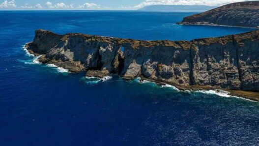 île de Ni'ihau a Hawaii s'étendant sur seulement 18 milles de long et environ six miles de large, l'île aride est située à environ 17 miles au large de la côte ouest de Kauai.