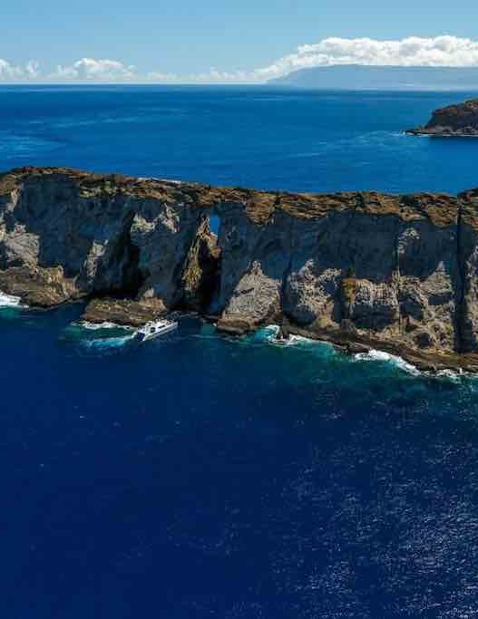 île de Ni'ihau a Hawaii s'étendant sur seulement 18 milles de long et environ six miles de large, l'île aride est située à environ 17 miles au large de la côte ouest de Kauai.