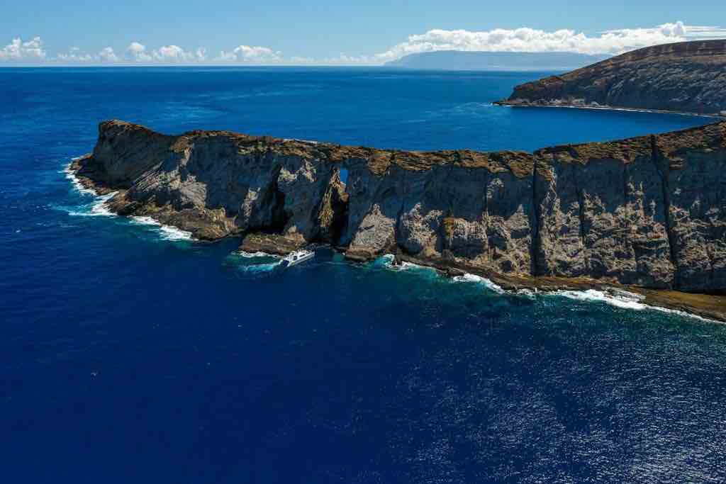 île de Ni'ihau a Hawaii s'étendant sur seulement 18 milles de long et environ six miles de large, l'île aride est située à environ 17 miles au large de la côte ouest de Kauai.