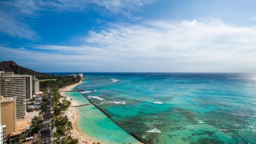 waikiki, la plage mytique de l'archipel d'hawaii, a Oahu a proximité de Honolulu - Odyssée Américaine