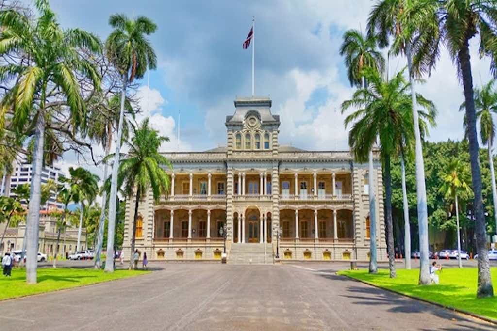 L’Iolani Palace est le seul palais royal des États-Unis et un symbole du passé dynastique d’Hawaii sur l'île de Oahu
