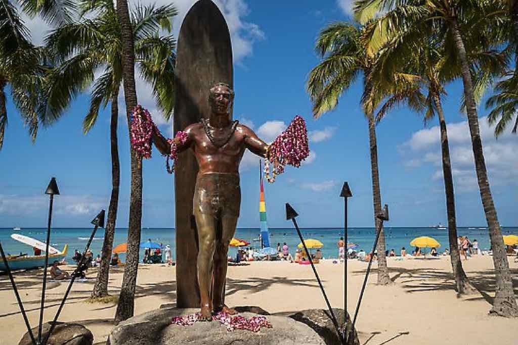 la légende Duke Kahanamoku surfer montialement connu a Oahu, Honolulu