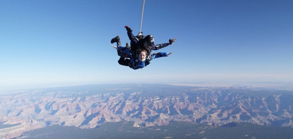 saut en chute libre au dessus du grand canyon en tandem