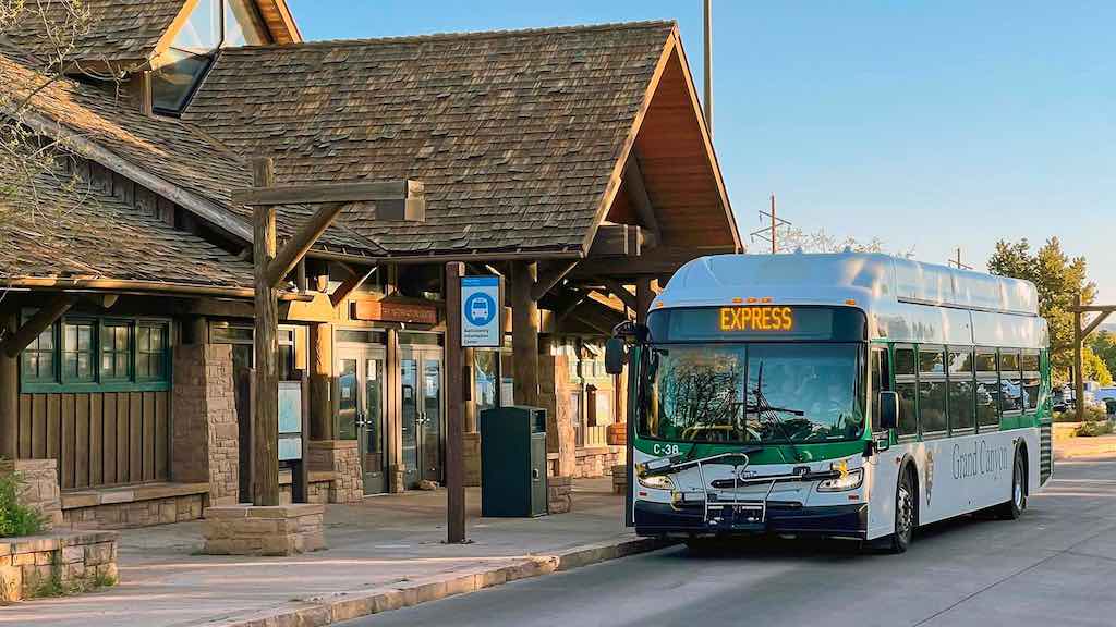 De fin mai à début septembre, une navette gratuite (ligne violette) relie Tusayan à Grand Canyon Village. Cette navette permet d’éviter les embouteillages à l’entrée Sud du parc, notamment lors des périodes de forte affluence. - grand canyon village tusayan - Odyssée Américaine
