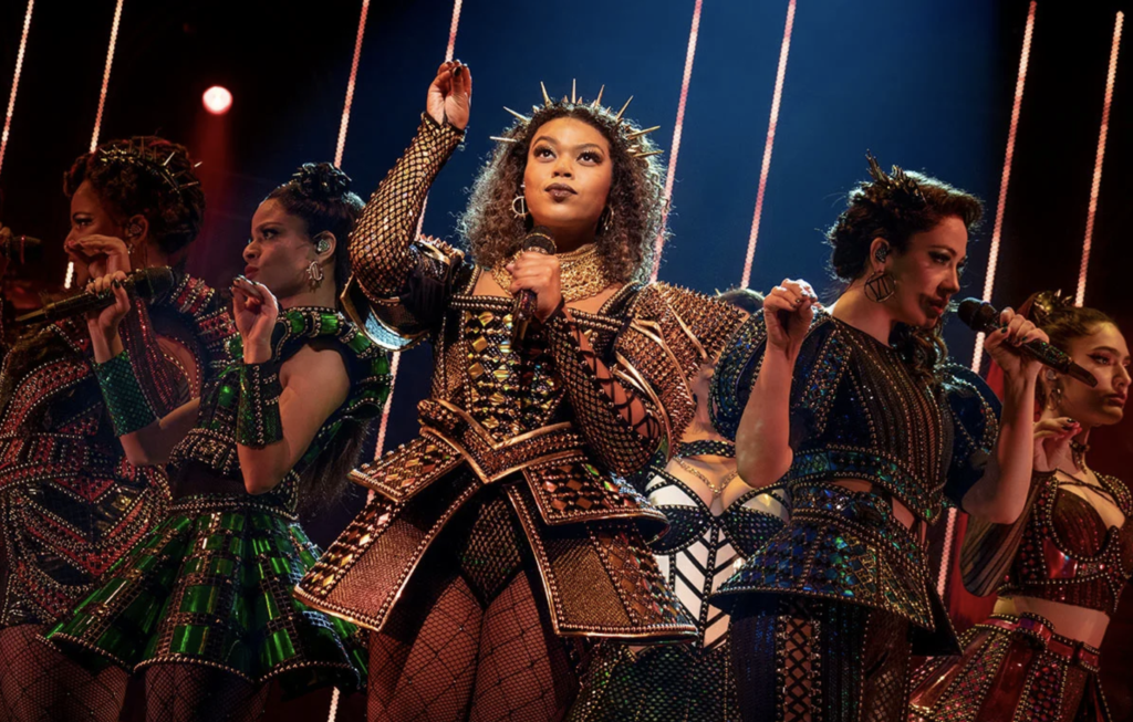 Six la comédie musicale. scène principale. Entrez dans le spectacle, dans une réinvention audacieuse de l’histoire ! La comédie musicale Six aux 23 prix ( !!) a enflammé le public avec ses productions à Broadway, dans le West End et bien au-delà ! Odyssée Américaine