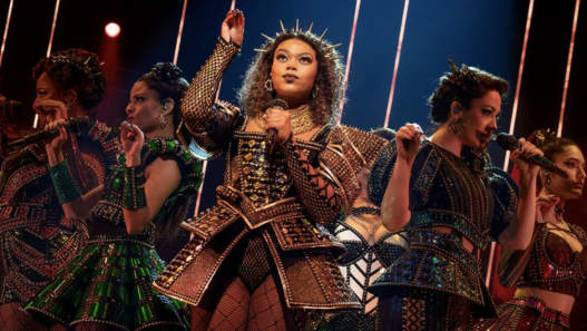 Six la comédie musicale. scène principale. Entrez dans le spectacle, dans une réinvention audacieuse de l’histoire ! La comédie musicale Six aux 23 prix ( !!) a enflammé le public avec ses productions à Broadway, dans le West End et bien au-delà ! Odyssée Américaine