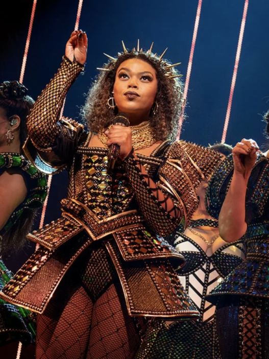 Six la comédie musicale. scène principale. Entrez dans le spectacle, dans une réinvention audacieuse de l’histoire ! La comédie musicale Six aux 23 prix ( !!) a enflammé le public avec ses productions à Broadway, dans le West End et bien au-delà ! Odyssée Américaine