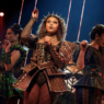 Six la comédie musicale. scène principale. Entrez dans le spectacle, dans une réinvention audacieuse de l’histoire ! La comédie musicale Six aux 23 prix ( !!) a enflammé le public avec ses productions à Broadway, dans le West End et bien au-delà ! Odyssée Américaine