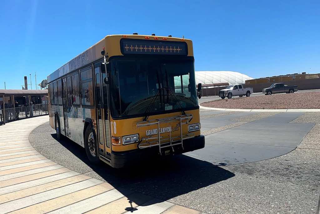 Enfin, il est à noter, une quatrième ligne de bus, violette cette fois ci (voir le lien du plan, plus haut), est ouverte de fin mai à début septembre. Elle relie les villages de Grand Canyon Village à Tusayan et permet d'éviter d'éventuels bouchons à l'entrée Sud du parc. - Grand canyon village tuayan - Odyssée Américaine
