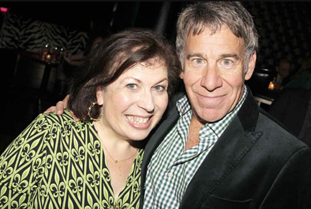 La musique et les paroles de Wicked ont été composées par Stephen Schwartz, tandis que Winnie Holzman a écrit le livret. Schwartz, reconnu pour ses œuvres scéniques comme Pippin et Godspell, a également composé des chansons pour des films Disney comme Pocahontas et Le Bossu de Notre-Dame. Quant à Holzman, elle est célèbre pour avoir écrit la série Angela, 15 ans et collaboré à Once and Again. Odyssée Américaine