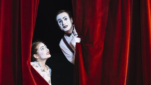 Si vous êtes nouveau dans l’univers théâtral, vous vous interrogez peut-être sur les termes tels que Broadway, Off-Broadway ou Off-Off-Broadway. Chacun de ces types de théâtre possède des spécificités et une ambiance qui lui sont propres, et comprendre leurs différences peut vous guider vers le spectacle idéal. Je vous propose d'explorer ensemble le monde passionnant du théâtre ! broadway off broadway - Odyssée Américaine