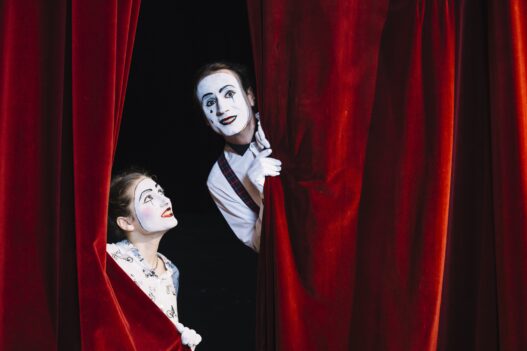 Si vous êtes nouveau dans l’univers théâtral, vous vous interrogez peut-être sur les termes tels que Broadway, Off-Broadway ou Off-Off-Broadway. Chacun de ces types de théâtre possède des spécificités et une ambiance qui lui sont propres, et comprendre leurs différences peut vous guider vers le spectacle idéal. Je vous propose d'explorer ensemble le monde passionnant du théâtre ! broadway off broadway - Odyssée Américaine