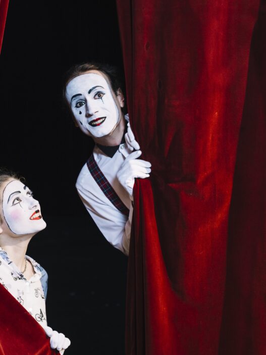 Si vous êtes nouveau dans l’univers théâtral, vous vous interrogez peut-être sur les termes tels que Broadway, Off-Broadway ou Off-Off-Broadway. Chacun de ces types de théâtre possède des spécificités et une ambiance qui lui sont propres, et comprendre leurs différences peut vous guider vers le spectacle idéal. Je vous propose d'explorer ensemble le monde passionnant du théâtre ! broadway off broadway - Odyssée Américaine