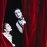 Si vous êtes nouveau dans l’univers théâtral, vous vous interrogez peut-être sur les termes tels que Broadway, Off-Broadway ou Off-Off-Broadway. Chacun de ces types de théâtre possède des spécificités et une ambiance qui lui sont propres, et comprendre leurs différences peut vous guider vers le spectacle idéal. Je vous propose d'explorer ensemble le monde passionnant du théâtre ! broadway off broadway - Odyssée Américaine