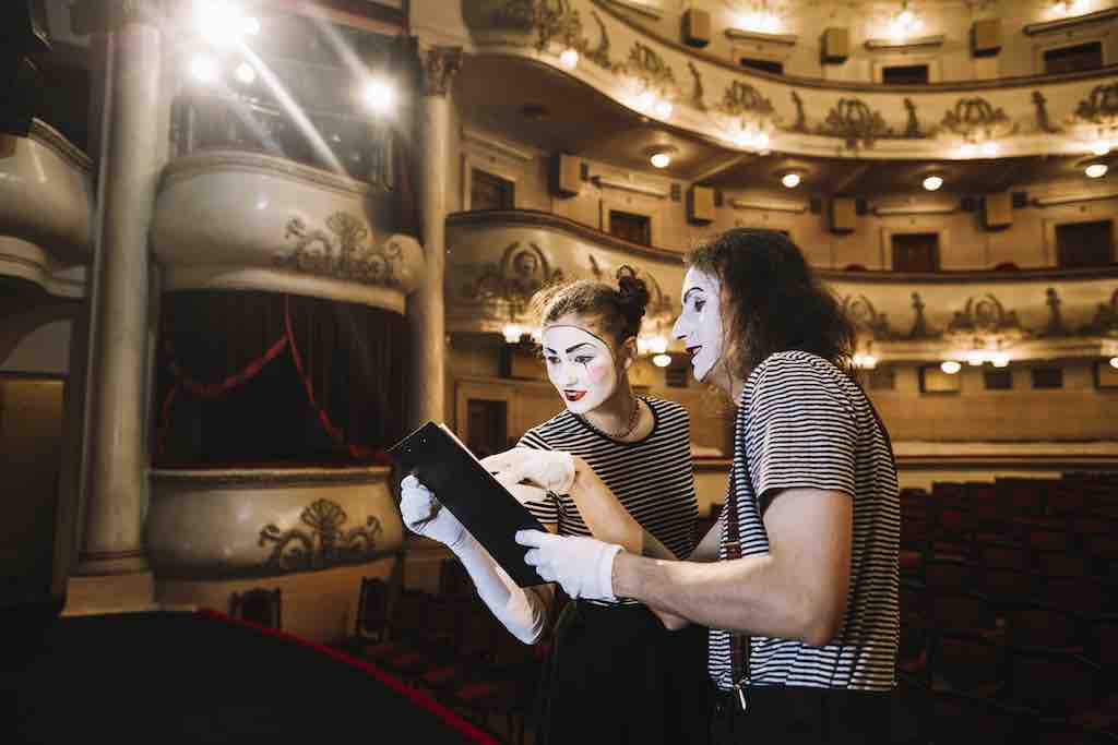 Bons plans : Pour ceux qui souhaitent économiser, la “Semaine Off-Broadway” est idéale pour découvrir le théâtre Off-Broadway à prix réduit. Curieusement, parmi les quarante théâtres de Broadway, seuls quatre se trouvent directement sur Broadway. Les autres se situent dans le quartier des théâtres, dans les rues adjacentes autour de Times Square. Broadway off Broadway - Oddysée Américaine