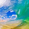 Big Island, photo de vague - c'est la plus grande et la plus jeune des îles hawaïennes ! Ici, la nature se déploie dans toute sa splendeur, mêlant volcans en activité, plages colorées, forêts tropicales, et cieux étoilés parmi les plus beaux du monde. Véritable terre de contrastes, Big Island abrite 9 des 12 zones climatiques mondiales