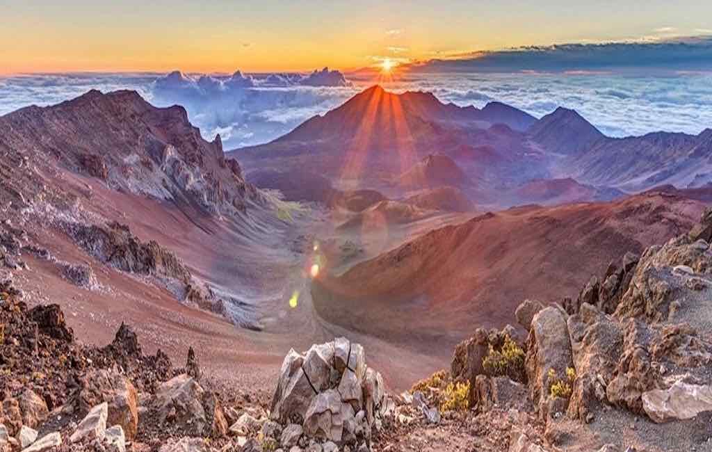 lever de soleil a MAUI au sommet du Haleakala dans le parc national Haleakala, île de maui, hawaii