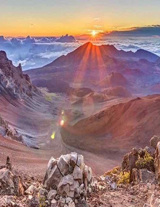 lever de soleil a MAUI au sommet du Haleakala dans le parc national Haleakala, île de maui, hawaii