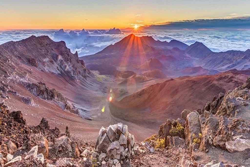 lever de soleil a MAUI au sommet du Haleakala dans le parc national Haleakala, île de maui, hawaii