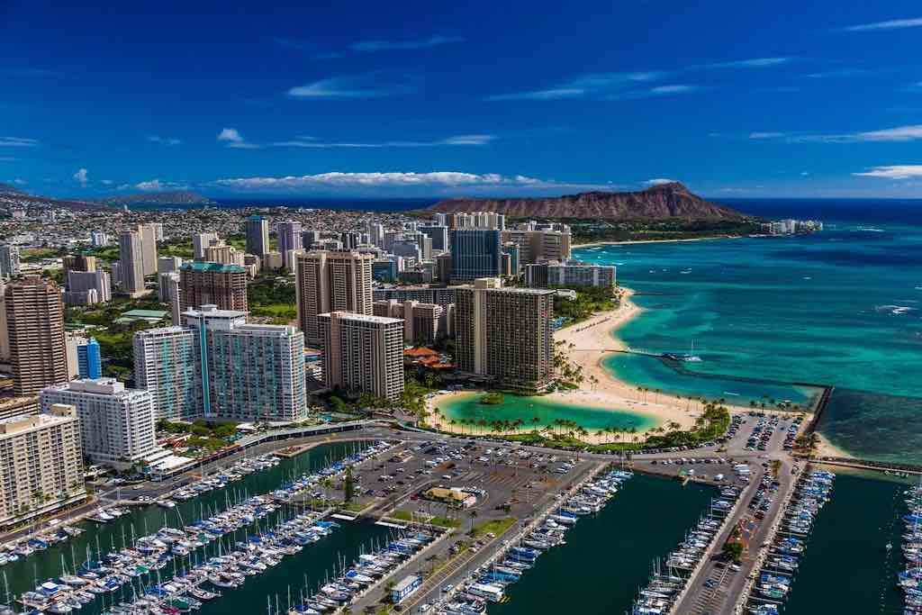 la ville de honolulu, la plage de waikiki et diamond head, photo d'hélicoptère prise - île de Oahu, Hawaii Odyssée Américaine