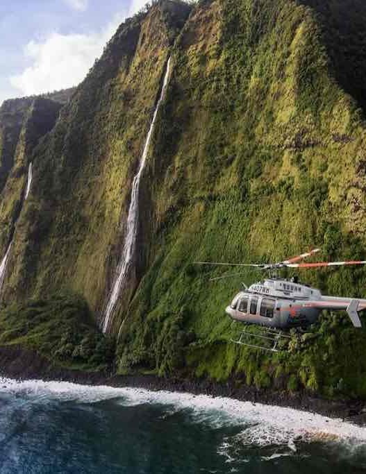 vue panoramique en hélicoptère de la compagnie Maverick côte sauvage de Napali