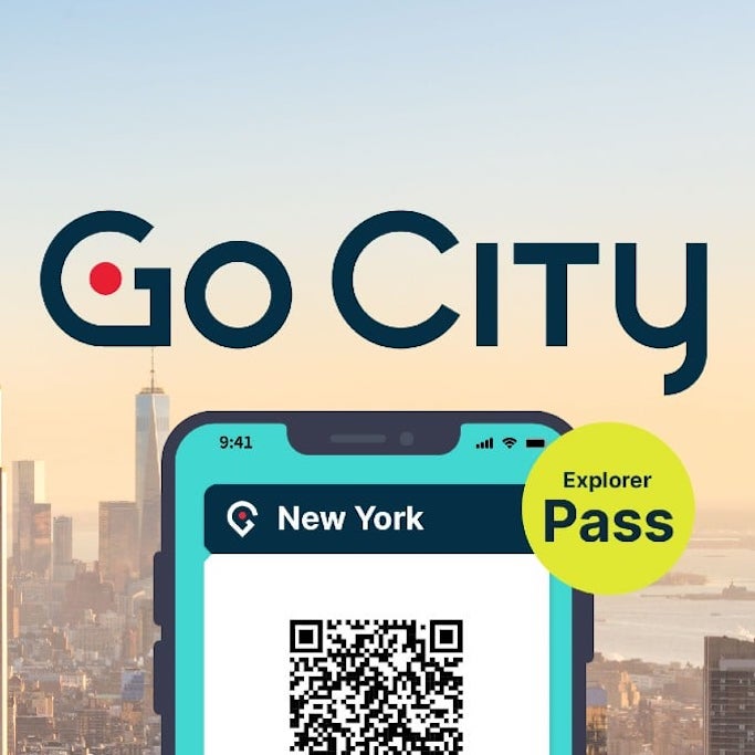 On peut trouver ce pass sous plusieurs appellations : Go city NY Explorer Pass, Go NY Explorer Pass ou simplement Go Explorer Pass. Retenez New York explorer pass. Les Avantages du New York Explorer pass Le Go City Explorer Pass est disponible pour un nombre d’attractions allant de 2 à 10. Vous pouvez donc l’adapter en fonction de votre séjour et de vos centres d’intérêt. Choix d’attractions : Accédez à plus de 110 attractions emblématiques de la ville. Économie garantie : Économisez jusqu’à 30 % comparé aux billets individuels. Flexibilité : Idéal pour des visites à votre rythme, sans contrainte de durée. Le New York Explorer Pass est disponible pour un nombre d’attractions allant de 2 à 10. Vous pouvez donc l’adapter en fonction de votre séjour et de vos centres d’intérêt. Odyssée Américaine