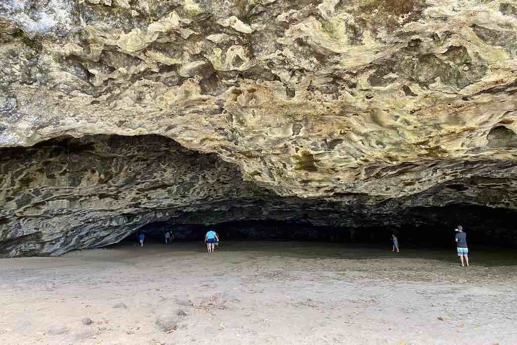 l'impressionnante grotte de Maniniholo, proche du village de Haena, au nord de l'île de Kauai, Hawaii