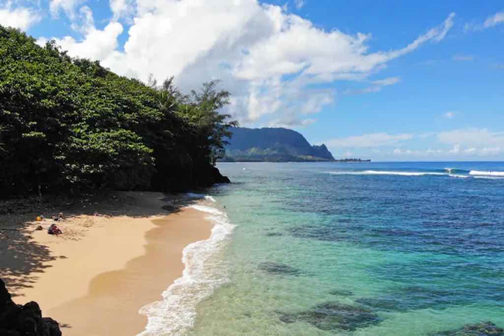 la plage désertique de Hideaway beach a proximité de Princeville, a la pointe nord ouest Hawaii