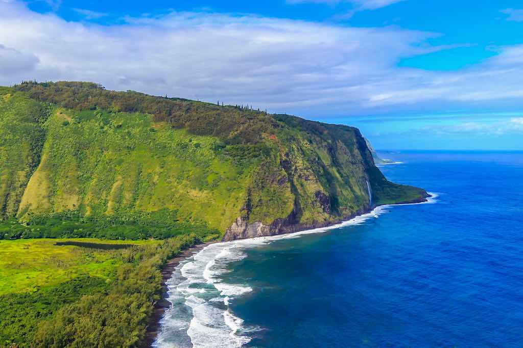 la plage de Hapuna, dans la Hapuna beacxh state, sur la côte de Kohala, la plage la plus grande de l'archipel d'Hawaii sur Big Island La côte de Kohala, au nord de l’île, est une région plus agricole et sauvage de Big Island. En visitant cette côte, vous découvrirez des paysages verdoyants, des ranchs, et une ambiance plus rurale. odyssée américaine