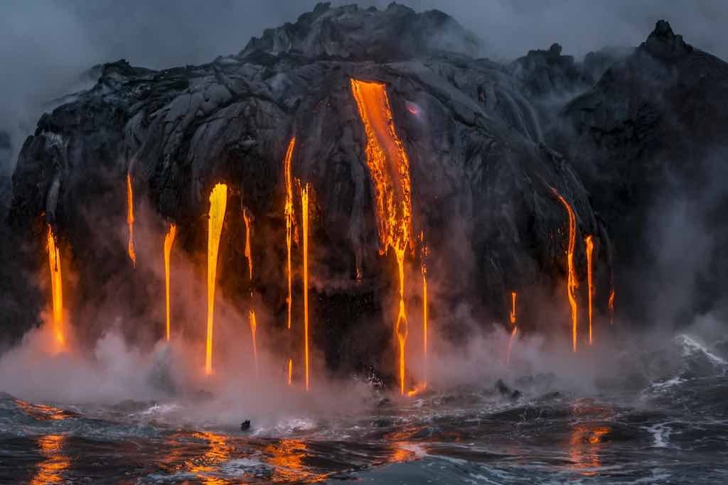 coulée de lave coulant dans la mer prise par hélicoptère sur l'île de Maui, hawaii - Odyssée Américaine