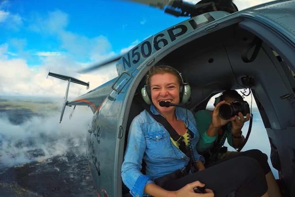 Photo de Sylvie en photo dans un hélicoptère Airbus de la compagnie Maverick a Hawaii - vol hélicoptère essai hawaii - Odyssée Américaine