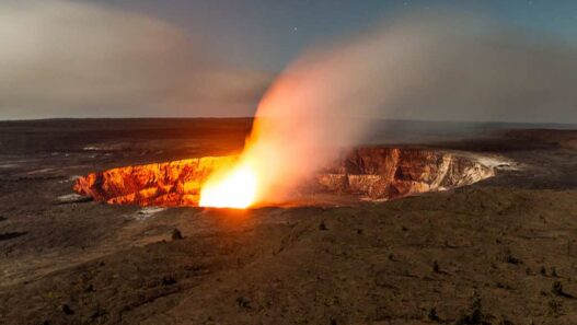 ile de Big island à Hawaii - cratère volcan en éruption - odyssée américaine