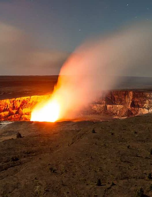 ile de Big island à Hawaii - cratère volcan en éruption - odyssée américaine