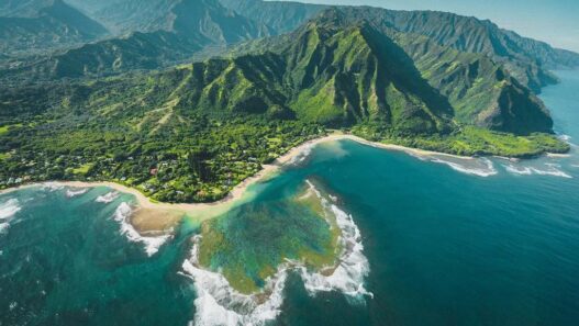 Molokai vue panoramique au dessus de la vallée d'Halawa- tour hélicoptère départ Maui - Odyssée Américaine