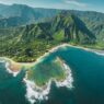 Molokai vue panoramique au dessus de la vallée d'Halawa- tour hélicoptère départ Maui - Odyssée Américaine