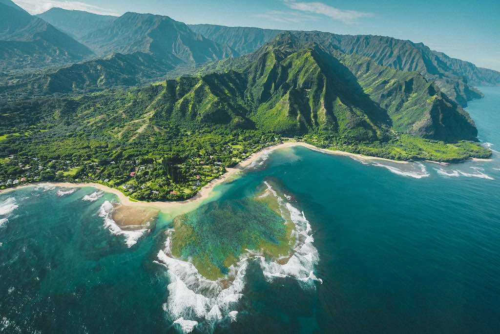 Molokai vue panoramique au dessus de la vallée d'Halawa- tour hélicoptère départ Maui - Odyssée Américaine