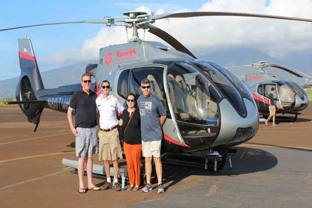 4 amis avant l'embarquement a bord de l'Airbus ecostar 130 de Maverick Helicopter pour un survol de Big Island- vol hélicoptère essai hawaii - Odyssée Américaine