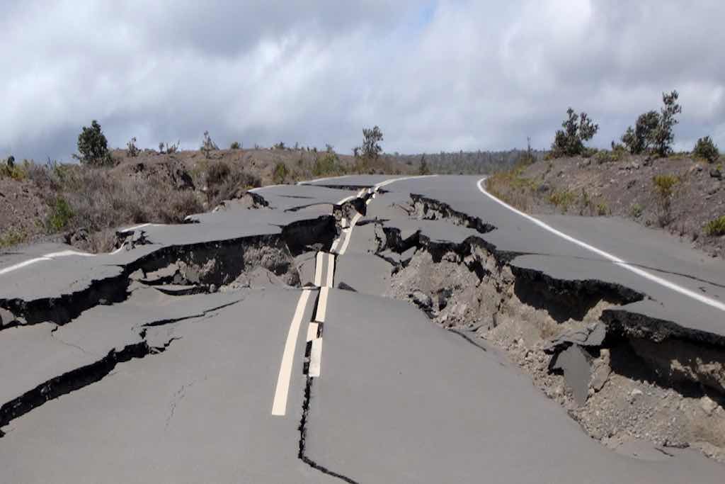 Crater rim drive, route détruite par une coulée de lave - odyssée américaine